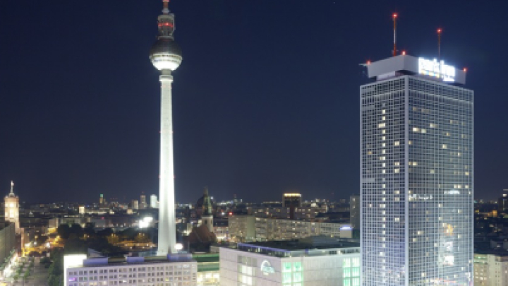 Berlin bei Nacht: Der Alexanderplatz mit mit hellerleuchtetem Berliner Fernsehturm und Park Inn Hotel.